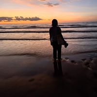 threemesinatrenchcoat