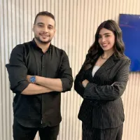 عنيها بتضحك