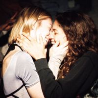 ALL THE PPL UNDER THIS SOUND GIMME A KISS