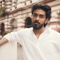 A L A I P A Y U T H E Y love at first sight