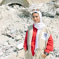 مشهورة ومحدا بعرفني