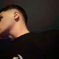 اسمر وعيونه كحيله