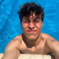 alto_guapo_y_bronceado