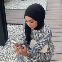 Dia tidak cantik mak