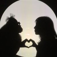 hand_shadow_girls