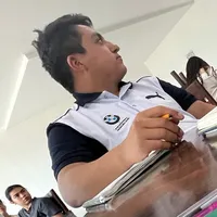 Y a ti te lucen los sombreros