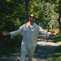 كلو عم يضحك