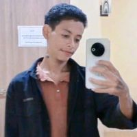 မူရင်းအသံ - The little boy is a cat.