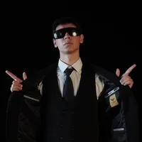 трава у дома versace cover