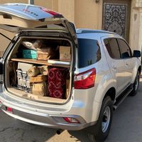 في معزل عن جميع الخلق