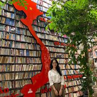 Em ăn gà rán ở Quảng Trường Nhân Dân
