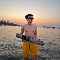 Giơ bàn tay cố kìm nén cảm xúc