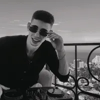 Синими желтыми красными