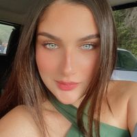 Desiree Vonschoettlee regañándome