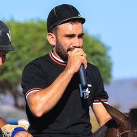 corra a cavalo em um caderno