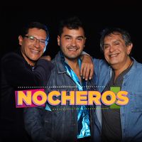 Parando la en la tera Nocheros en la mesa