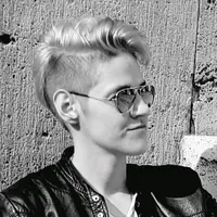 Klaus Kinski Dilettantin einen Preis überreicht