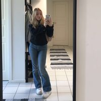 Hun har langt krøllet hår som Natasja