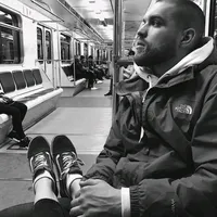 под твоим окном