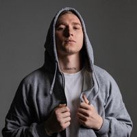 Трек в шапке профиля