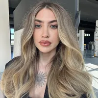 Suzana si Daciana Vlad sub fereastra la om bun