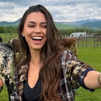 mira_singer_fan_page_bg