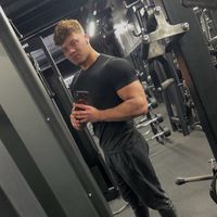 Hän onse macho