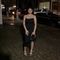 Maia se uita la desene Original