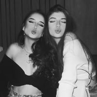 2xbrunette
