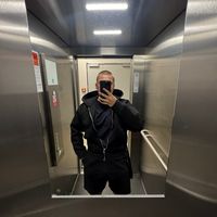 nastoupil_lukee