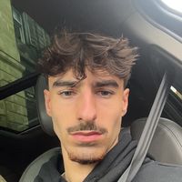 hugo_esq8