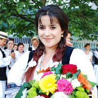 Leagăti mândră flori în păr
