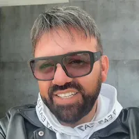 E m appartiene
