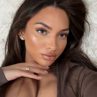 woman_place_lash_bar