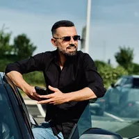 dügünde görmüstüm siyahlar icinde