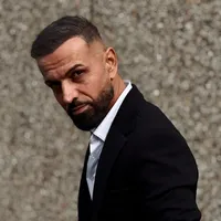 dügünde görmüstüm siyahlar icinde