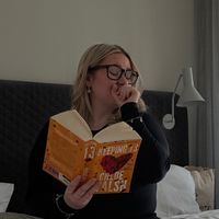 emmi.reads.too.much